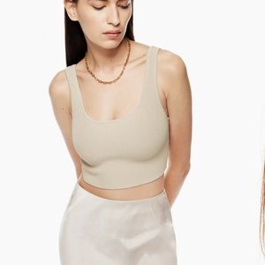 Babaton Sculpt Knit Squareneck Cropped Tank
Cropped ribbed tank top -matte pearl